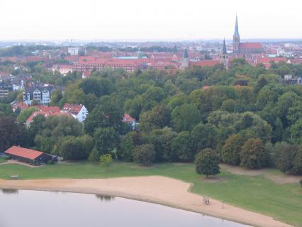 <p>Hoch &uuml;ber dem Hohnsen-See: Blick auf die Innenstadt von Hildesheim.</p>