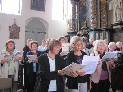 <p>Annegret Grabenhorst und ihr Langelsheimer Kirchenchor.</p>