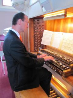 <p>An der Orgel: Chorleiter und Organist Christoph Pannek (Bockenem).</p>
