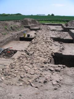 <p>2009 ausgegrabene Mauer der Vorburg Kaiser Ottos des Gro&szlig;en (+973), Kaiserpfalz Werla (Schladen)</p>